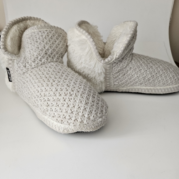 Mukluks Cream Knit Fury Warm Cozy Size L 9-10 Slippers - Picture 7 of 10